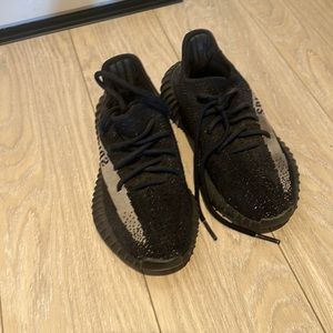 Yeezy 350 Black n white    MISSING SHOE PADS